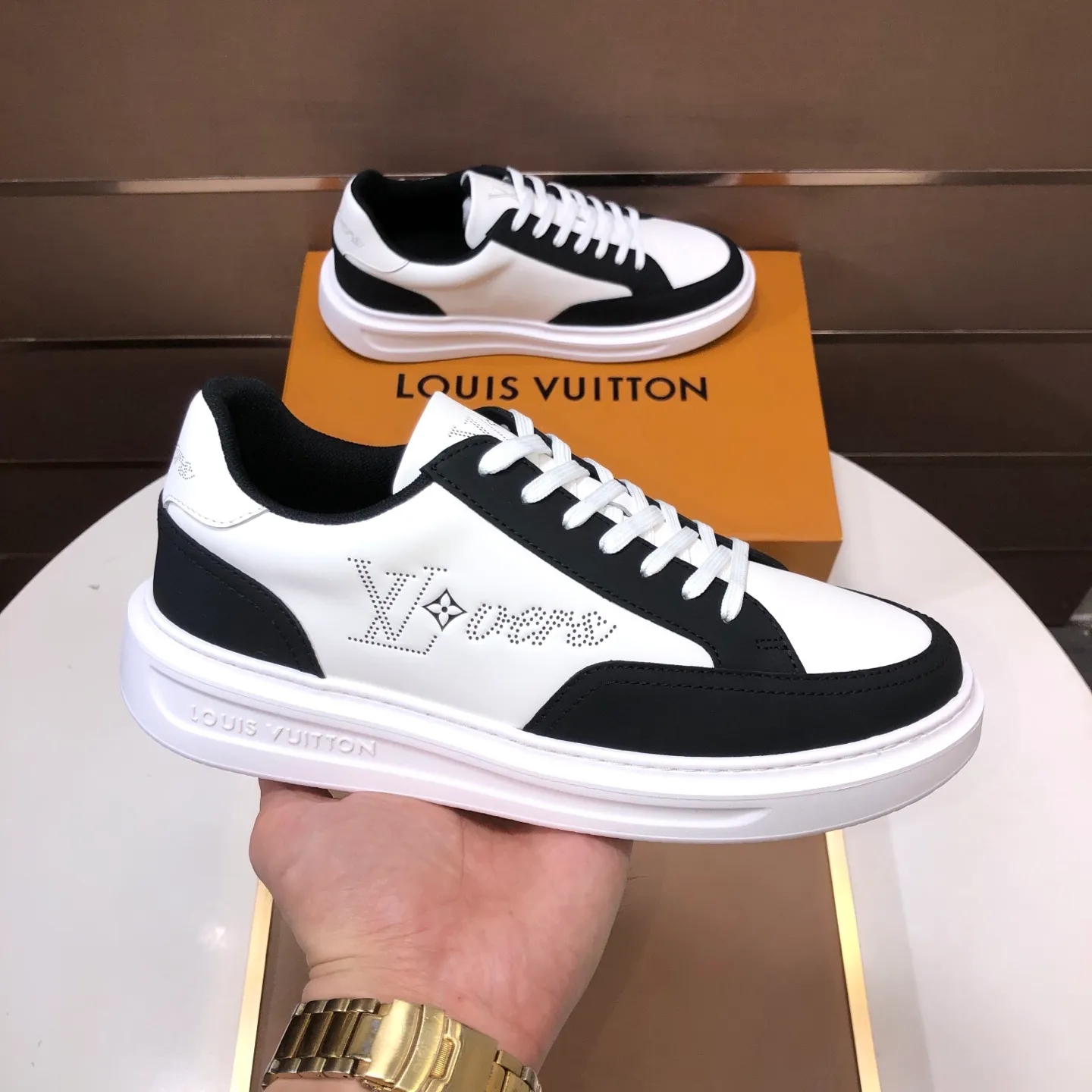 Factory batch 640💰original development, quality shipment, welcome to compare - LV sneaker series sports shoes introduce the loose silhouette of the ready-to-wear series into the spring and summer men's wear shows and make an eye-catching appearance. The cow leather upper is combined with rough fabric laces, and colorful beading highlights the brand's classic elements. LV letters mark the tongue and Monogram floral outsole. Mixed materials Made of top-grain cowhide, thick shoelace design, large Monogram print on the side, mesh lining and cotton feet, the comfort is as extreme as ever, premium heritage, quality first, worth owning! Size: Men’s 38-45 (45 is custom-made and cannot be returned or exchanged)